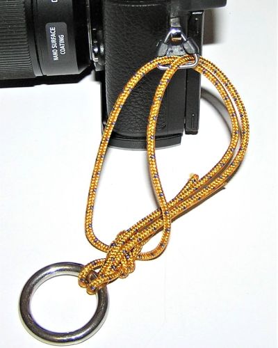 CS Adapterschlaufe an Fotokamera befestigen