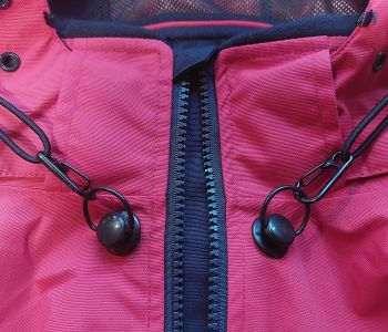 BestHoodEver Kapuzenupdate Detail LOXX Knoepfe mit Karabinerhaken Kragen.1