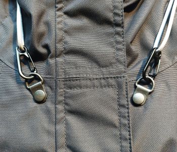 BestHoodEver Kapuzenupdate Detail Schnürösen mit Karabinerhaken Kragen.1